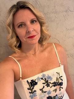 A person with blonde hair

Description automatically generated with low confidence